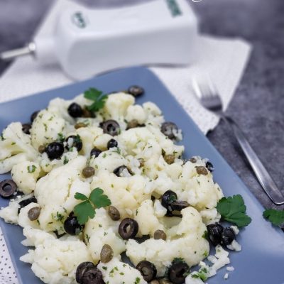 Sallatë me lulelakër, ullinj dhe kaperi Sallatë me lulelakër, ullinj dhe kaperi