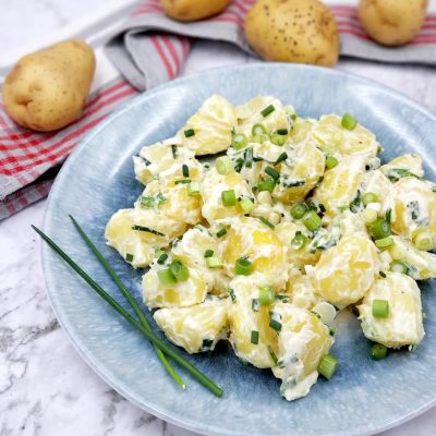 Sallatë patatesh me kos dhe qepë të njoma
