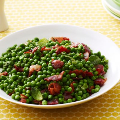 Bizele me pançetë në tigan