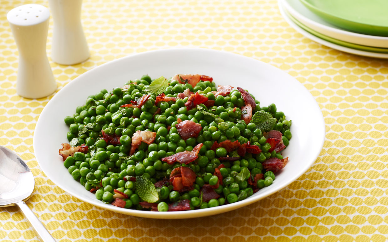 Bizele me pançetë në tigan