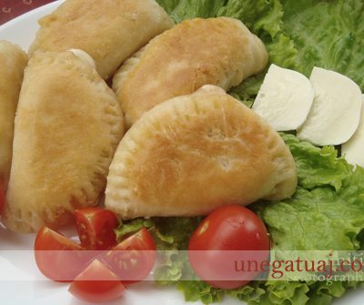 Petulla të mbushura me djathë mocarela dhe domate