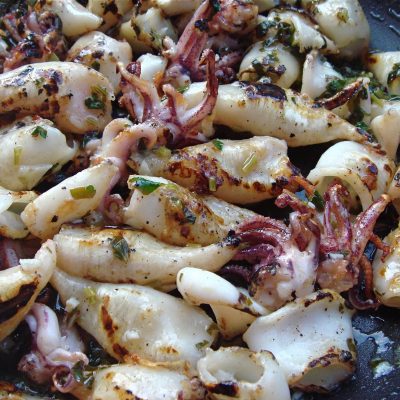 Kallamar me hudhra dhe limon