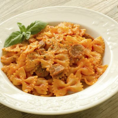 Makarona flutur me salçiçe, kungull dhe djath bebe