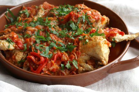 Pulë me domate dhe speca (Pollo al Chilindrón):