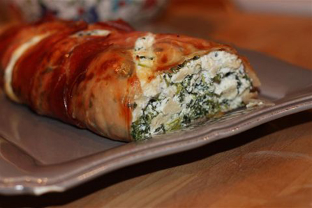 Rolè me pulë, gjizë dhe proshutë spek