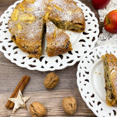 Kek me mollë, arra dhe rrush të thatë