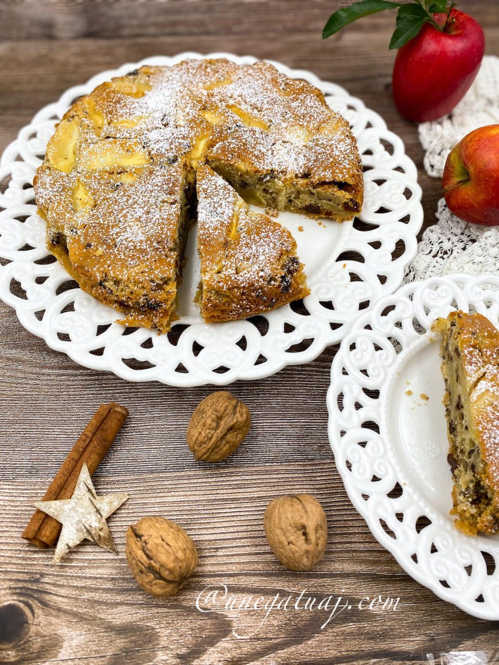 Kek me mollë, arra dhe rrush të thatë