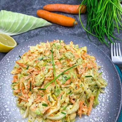 Sallatë me lakër të bardhë dhe karrota (coleslaw)