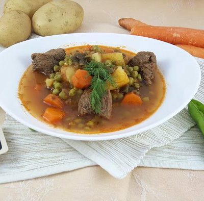 Gjellë me bizele, patate dhe karrota