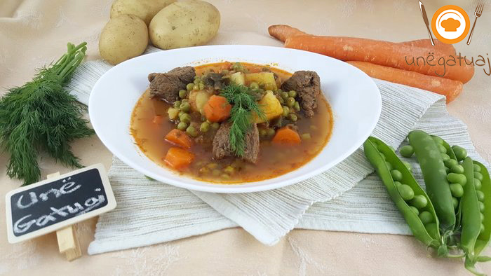 Gjellë me bizele, patate dhe karrota