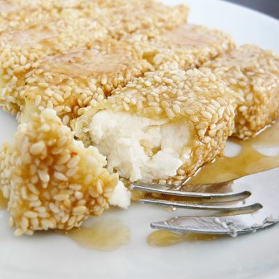 Djathë i bardhë i skuqur me susam dhe mjaltë