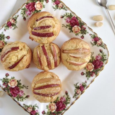 Kek të vegjël me rikota dhe mollë