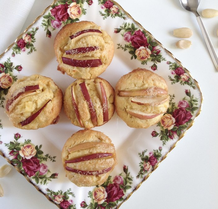 Kek të vegjël me rikota dhe mollë