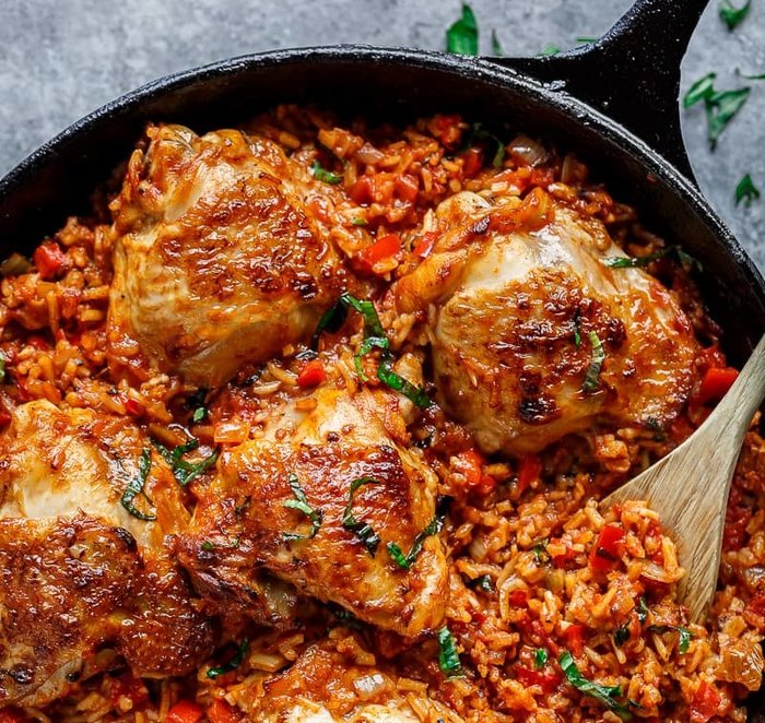 Pulë me oriz në furrë me domate dhe borzilok