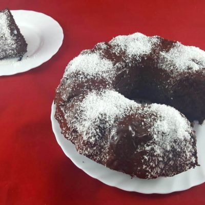 Kek me çokollatë të zezë dhe arrë kokosi