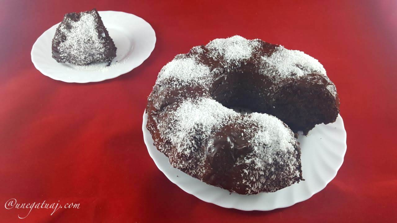 Kek me çokollatë të zezë dhe arrë kokosi