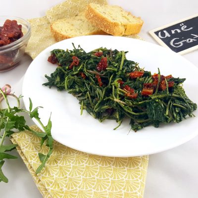 Çikore e tiganisur me domate të thara