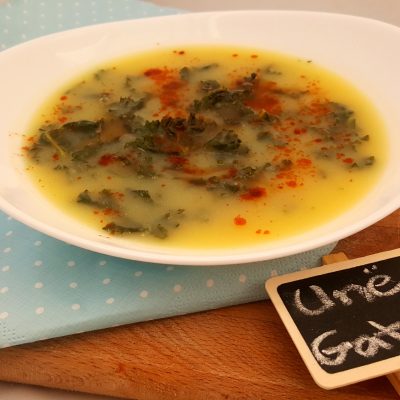 Supë me patate dhe lakër jeshile (kale)