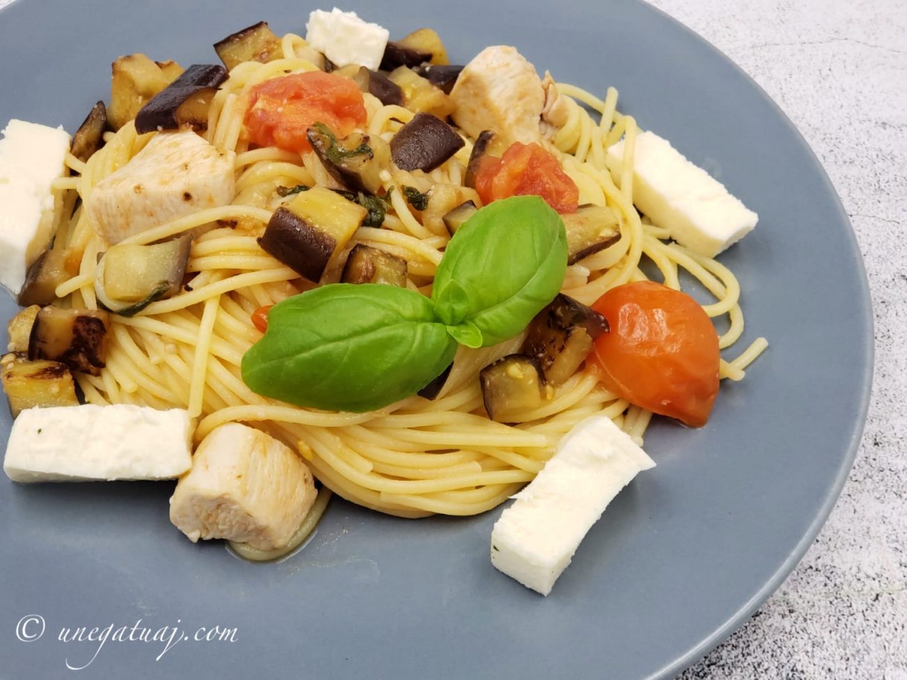 Makarona me fileto pule, patëllxhan dhe domate qershizë