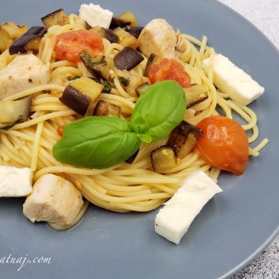 Makarona me fileto pule, patëllxhan dhe domate qershizë Makarona me fileto pule, patëllxhan dhe domate qershizë