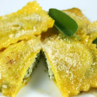 Ravioli të mbushur me gjizë dhe spinaq Ravioli të mbushur me gjizë dhe spinaq