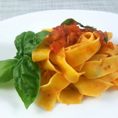 Makarona me domate të freskët dhe borzilok