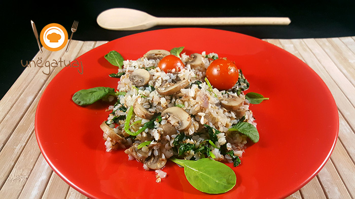 Hikërr e tiganisur me kërpudha dhe spinaq bebe