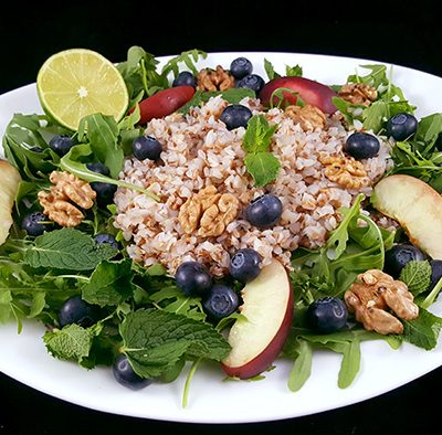 Sallatë verore me grurë hikërror Sallatë verore me grurë hikërror