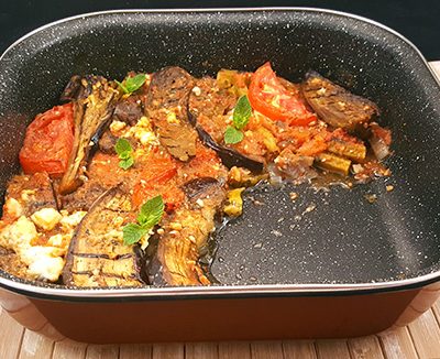 Tavë me patëllxhanë dhe bamje