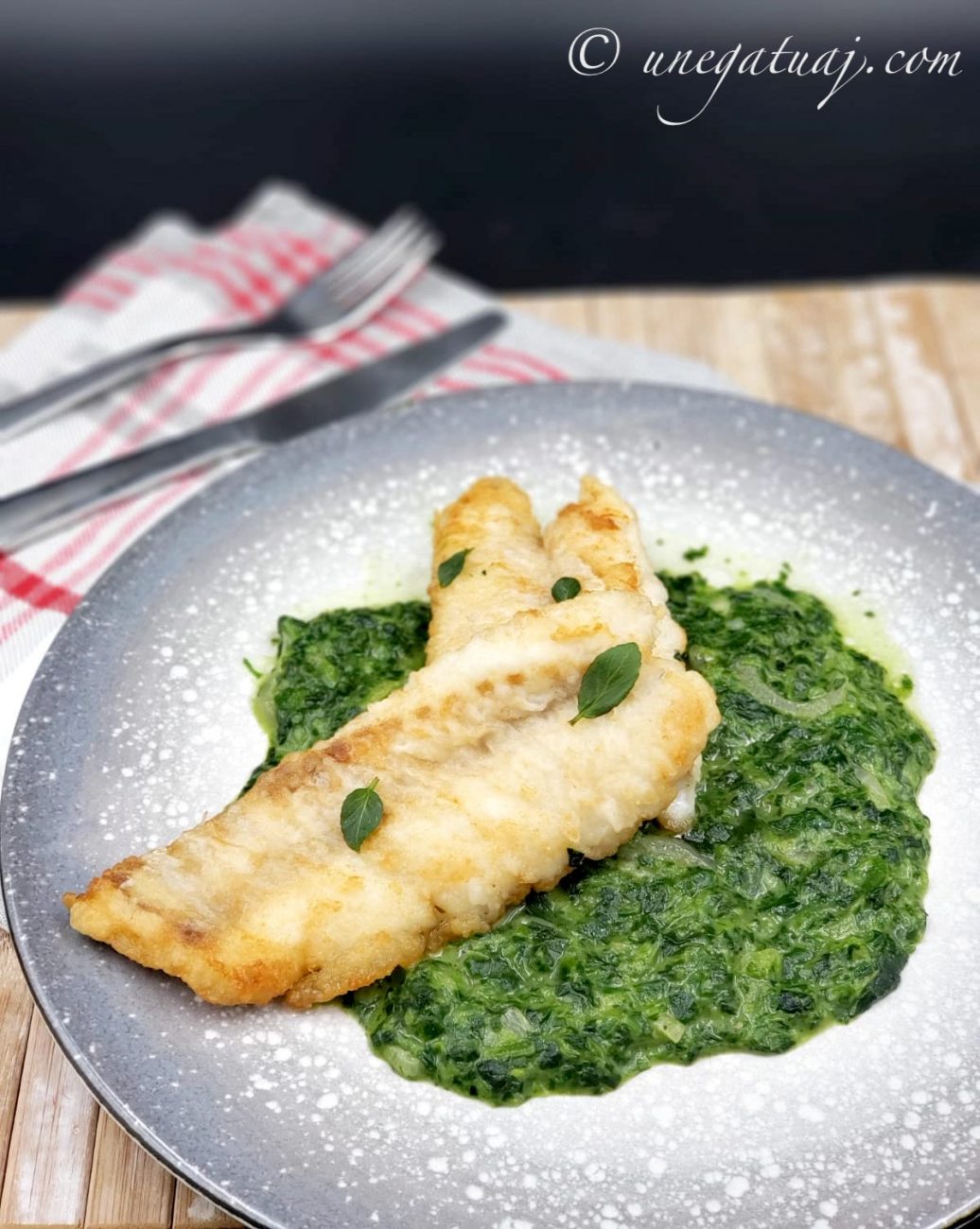 Fileto peshku të kuq (ose Bas i kuq) në salcë spinaqi