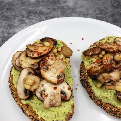 Tost me krem avokado dhe kërpudha Tost me krem avokado dhe kërpudha