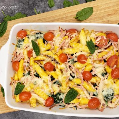 Tavë me Schupfnudeln (njoki), proshutë pule, spinaq dhe pana