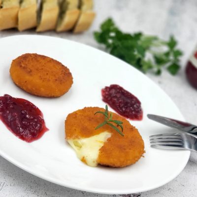 Djathë Camembert i pjekur Djathë Camembert i pjekur