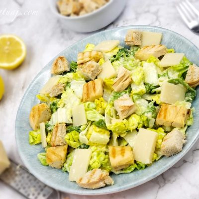 Sallatë Çezar me pulë