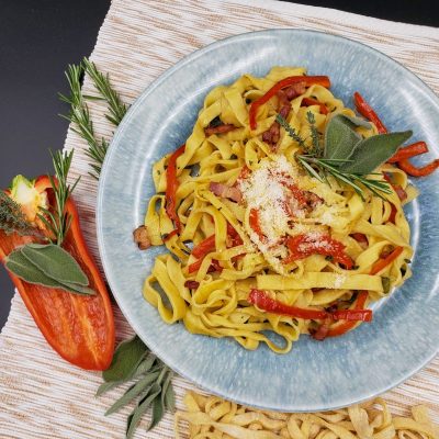 Makarona dore (tagliatelle) me pançetë, speca të kuq dhe erëza të freskëta