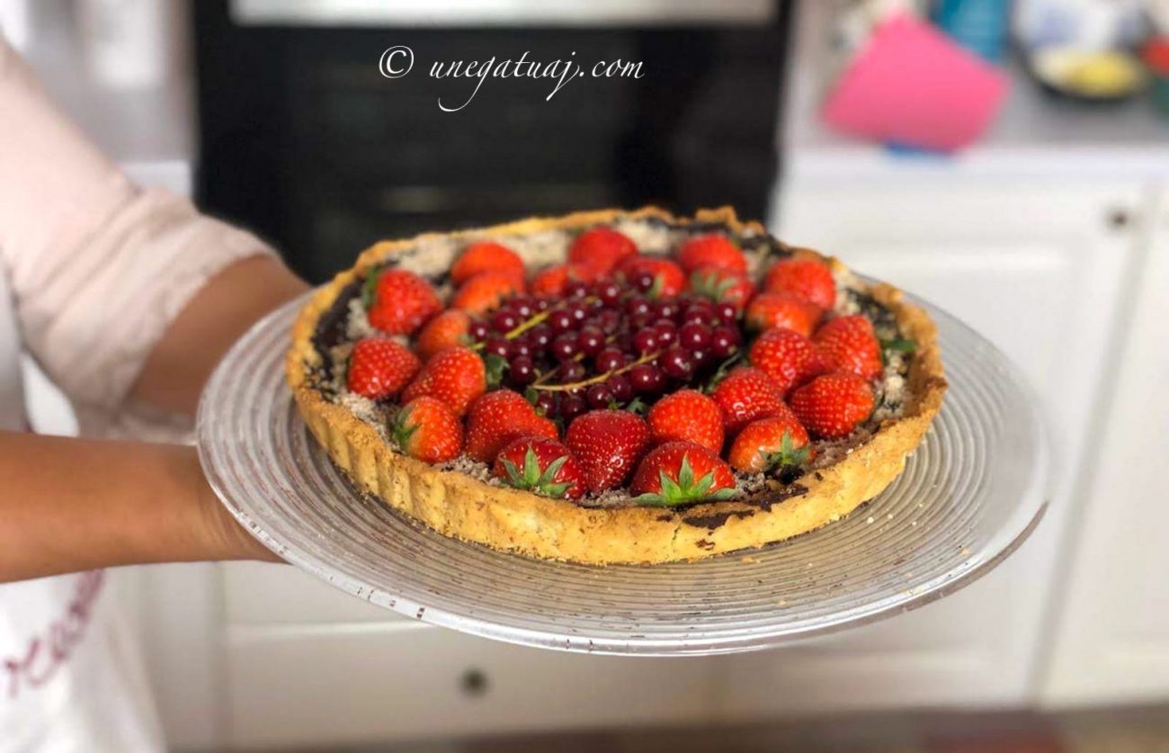 Tartë me çokollatë dhe fruta pylli