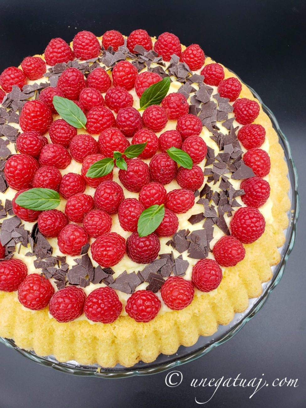 Tortë me krem pastiçerie, mjedra dhe çokollatë të zezë