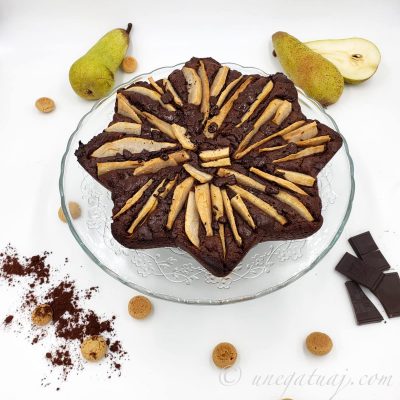 Kek me çokollatë të zezë, dardha dhe amareta Kek me çokollatë të zezë, dardha dhe amareta