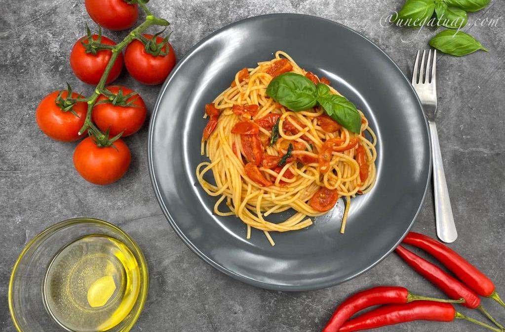 Makarona me salcë pikante