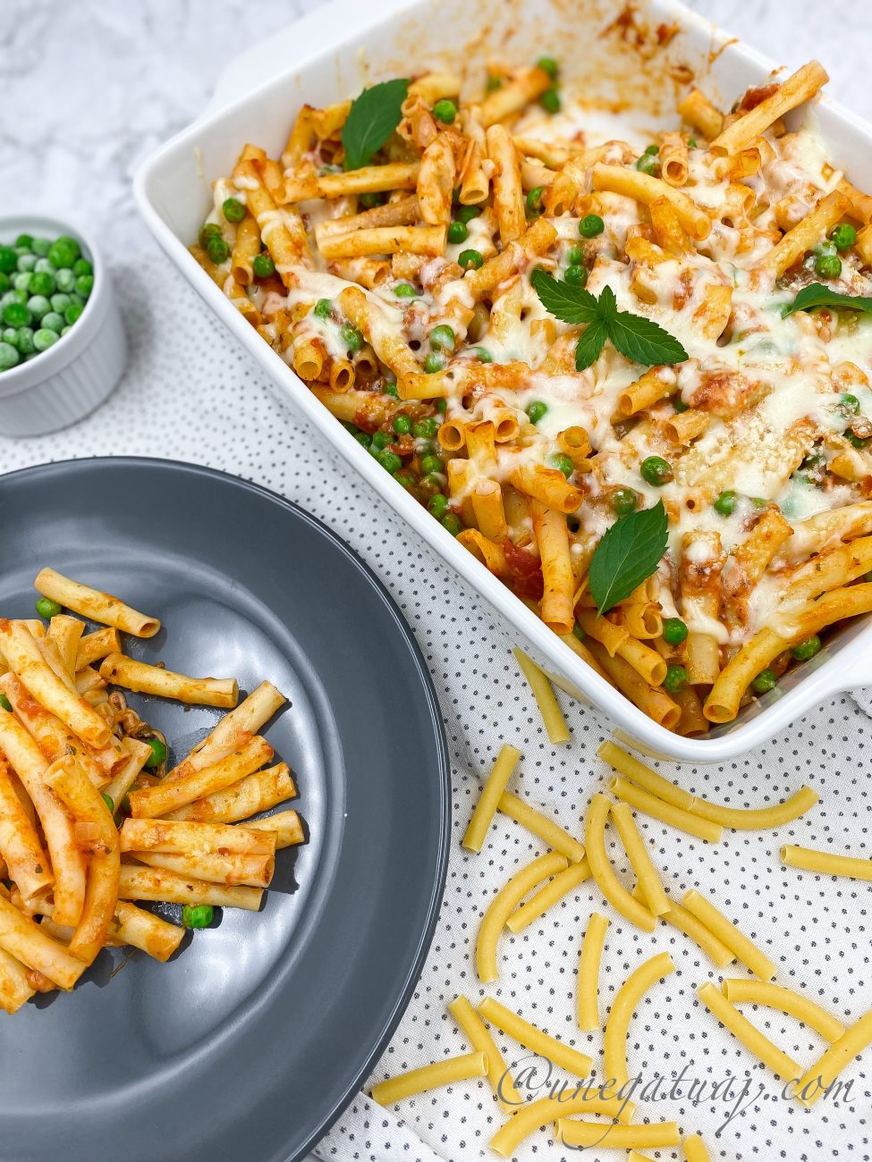 Makarona në furrë me bizele