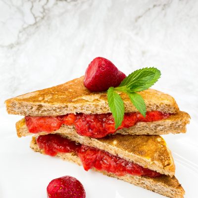 Bukë me vezë dhe salcë luleshtrydhesh Bukë me vezë dhe salcë luleshtrydhesh