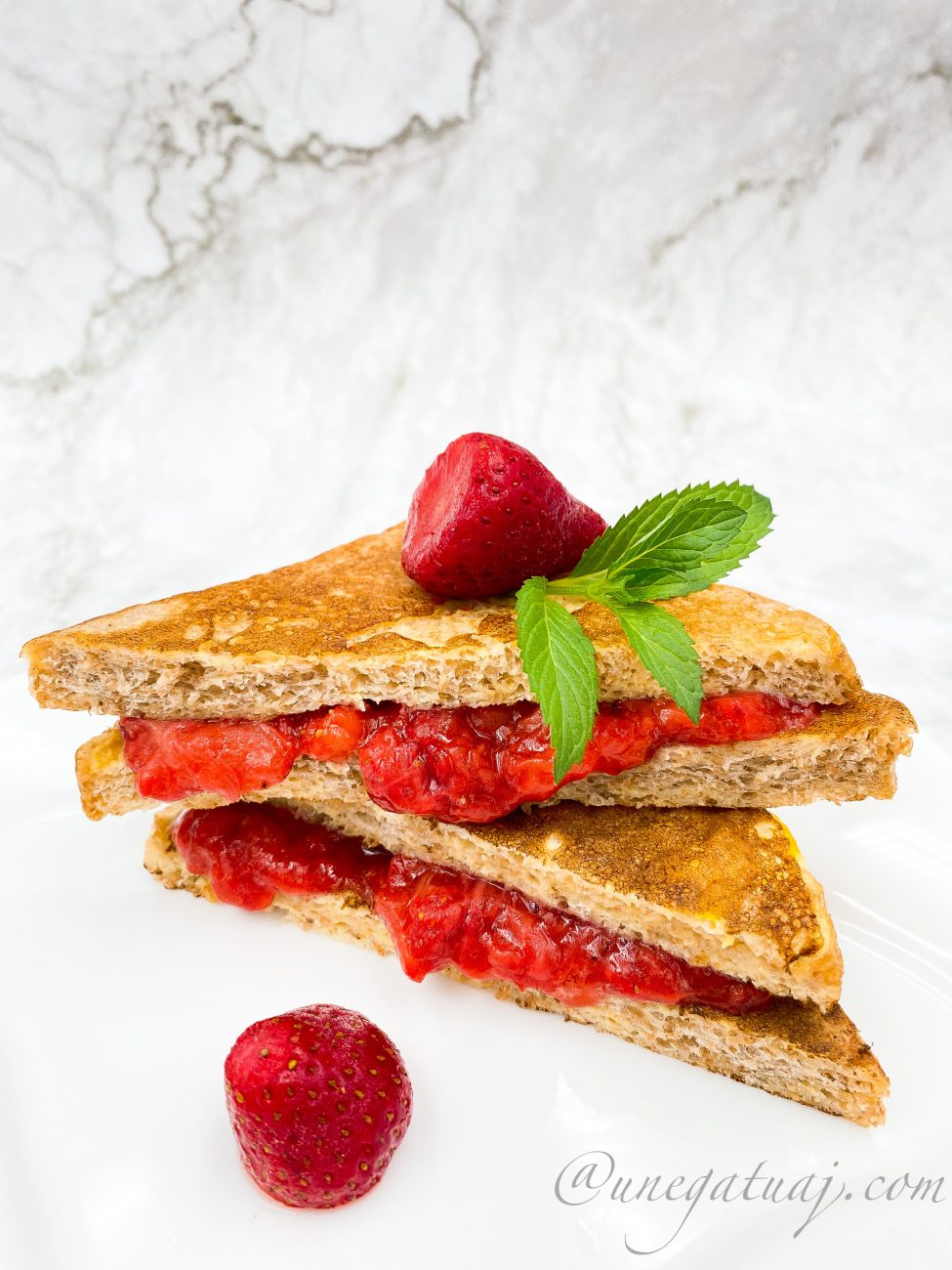 Bukë me vezë dhe salcë luleshtrydhesh