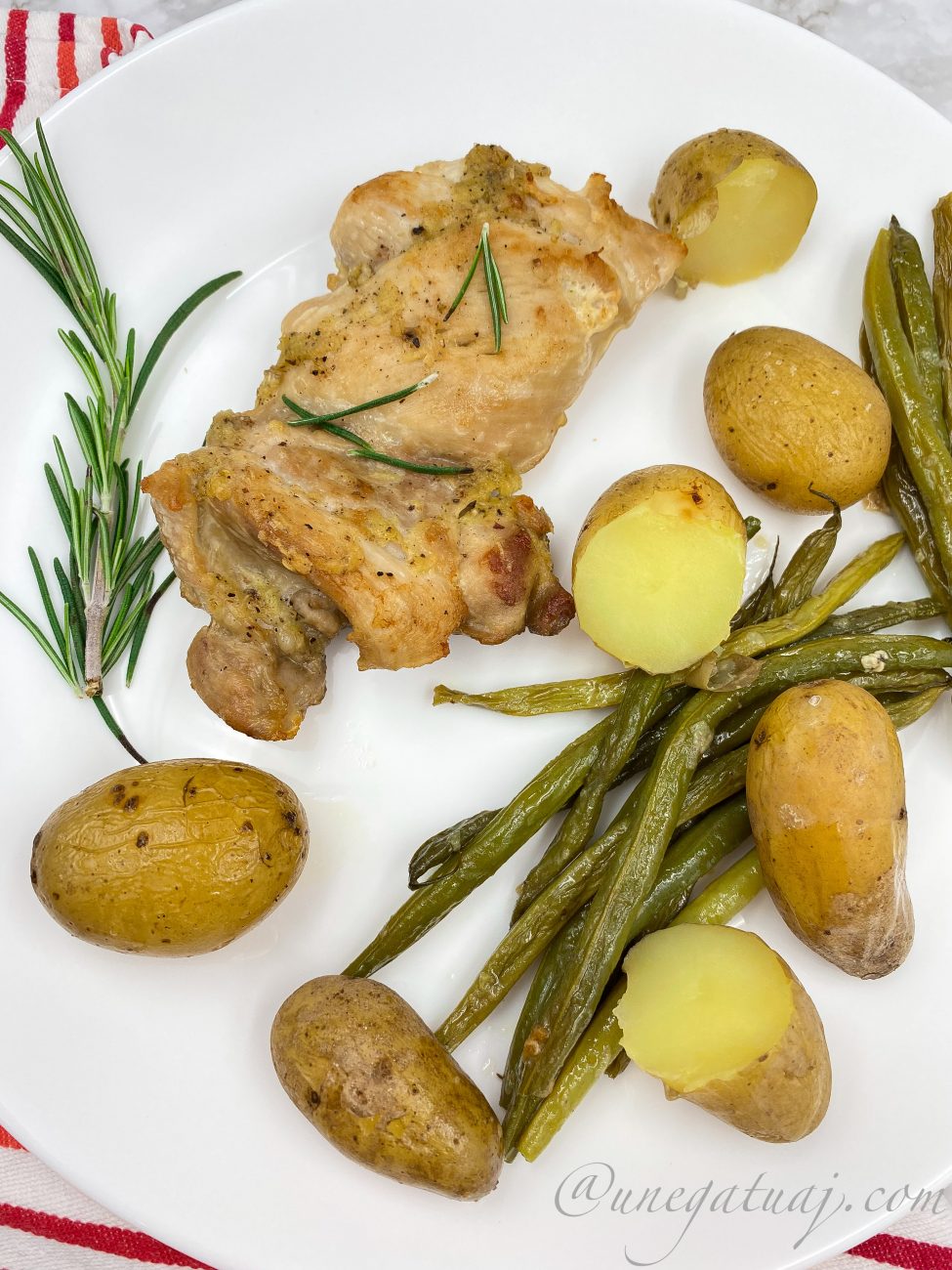 Pulë në furrë me patate dhe rozmarinë