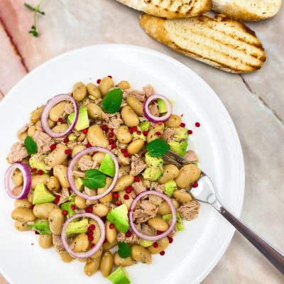 Sallatë me fasule pllaqi, ton dhe avokado Sallatë me fasule pllaqi, ton dhe avokado