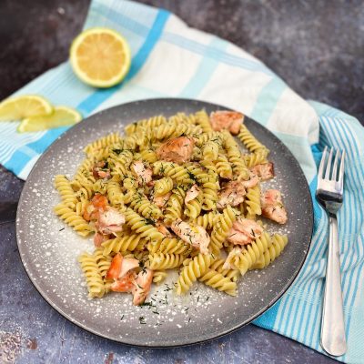 Makarona me salmon, salcë limoni dhe kopër Makarona me salmon, salcë limoni dhe kopër