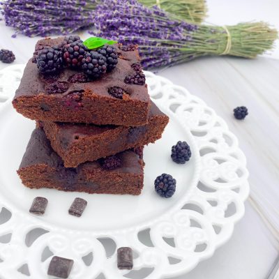 Brauni me çokollate te zeze dhe manaferra