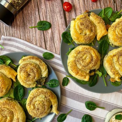 Byrekë të shpejtë sfoljatë me gjizë e spinaq